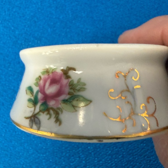 Vintage Irice Japan Rose (Hand Painted) Porcelain Trinket Box with Gold Lid - Picture 2 of 11